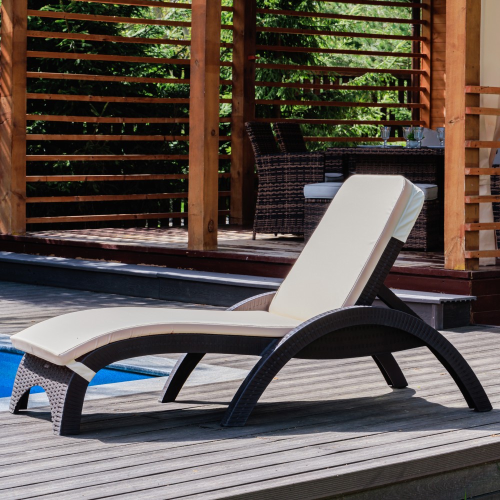 Пластиковый шезлонг Royal Family MARK коричневый (c матрасом) 1